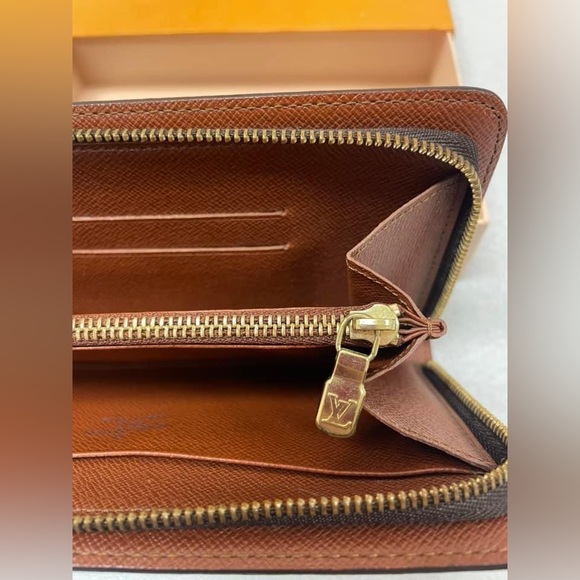 Sold‼️Authentic LV Mono Zippy Wallet💕
Giftable condition🎁 - Picture 11 of 16